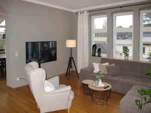 卢布明Apartment Villa am Meer by Interhome的客厅配有沙发、椅子和电视