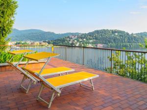 拉韦诺-蒙贝洛Villa Bice by Interhome的阳台上配有3张野餐桌和椅子,享有美景