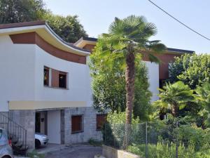 拉韦诺-蒙贝洛Villa Bice by Interhome的前面有棕榈树的房子