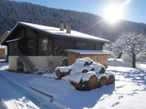 FieschertalApartment Sweda by Interhome的雪覆盖的房子,后面有太阳