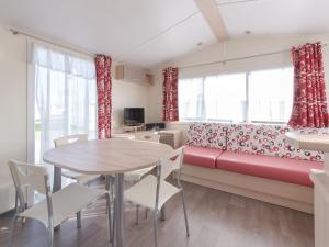 布列登Holiday Home Park Kerlinga-17 by Interhome的客厅配有沙发和桌椅