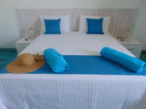 普莱伊亚诺Casa la lampara的一张带帽子的床和两个枕头