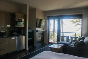 尤克卢利特黑岩海滨度假酒店的酒店客房设有带壁炉的客厅。