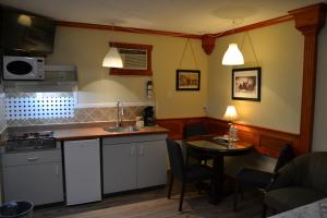 金伯利北星汽车旅馆 的厨房配有水槽和桌子