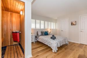蓝山Stunning Townhouse - 3 BDRM Blue Mountain Village Sauna!的铺有木地板的客房内设有一间卧室和一张床。