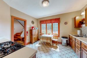 绍斯波特Cape Newagen Retreat的厨房配有炉灶和桌子。