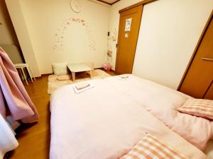 神户Takaraboshi room 301 Sannomiya 10 min的一间卧室配有一张大床和一张桌子