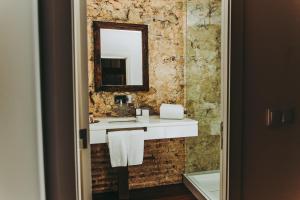 里斯本54圣卡塔琳娜公寓的一间带水槽和镜子的浴室