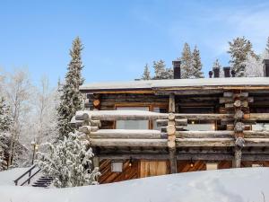 萨拉Holiday Home Sallanhelmi c1 by Interhome的雪地小木屋