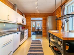 StormälöHoliday Home Villa nytorp by Interhome的厨房配有白色橱柜和木墙