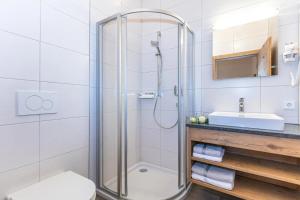 莱奥冈Ferienhaus Monika的带淋浴、卫生间和盥洗盆的浴室