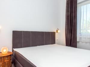 鲍洛通拜雷尼Holiday Home Francois by Interhome的一间卧室设有一张大床和一个窗户。