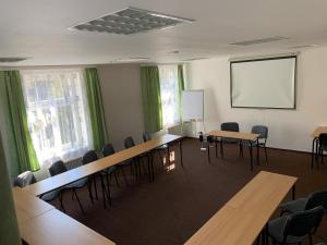 KozojedyHotel Na Závisti的一间会议室,配有桌椅和白板