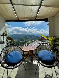 萨兰托米拉多科科拉酒店的阳台配有2把带蓝色枕头的椅子