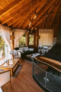 圣马丁德洛斯Arrayan Lake View Mountain Lodge & Casa De Te Arrayan的客厅位于房子内,配有台球桌