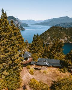 圣马丁德洛斯Arrayan Lake View Mountain Lodge & Casa De Te Arrayan的享有湖畔房屋的空中景致