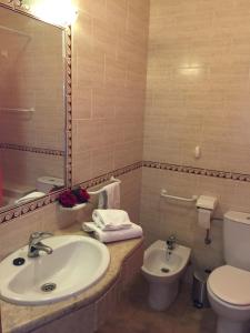 阿尔图拉Prestige for Home - Apt Alagoa Praia Altura的一间带水槽、卫生间和镜子的浴室