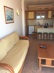 阿尔图拉Prestige for Home - Apt Alagoa Praia Altura的客厅配有沙发和桌子
