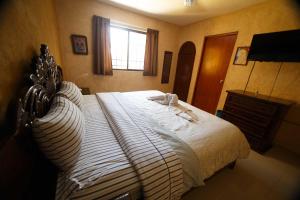 科苏梅尔卡索纳瑞欧酒店的一间卧室设有一张大床和窗户