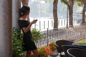 伦诺莱诺酒店的穿着黑色衣服的女人,拿着手机