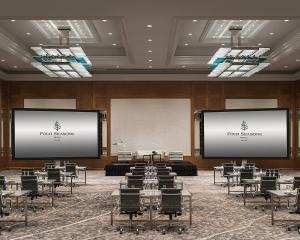 迈阿密迈阿密四季酒店的一间会议室,配有桌椅和两扇屏幕