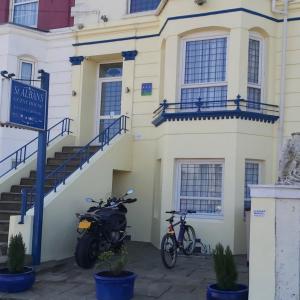 多佛尔St Albans Guest House, Dover的停在大楼前的摩托车