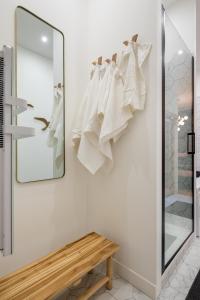里昂Le Cocon Hygge & SPA的更衣室设有镜子和木凳