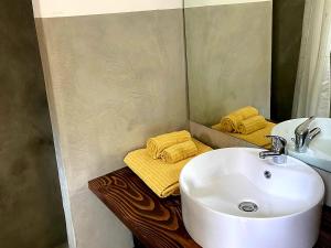 马蒂诺La casa dei Bombi - Polline (casa da 2)的浴室设有白色水槽和镜子