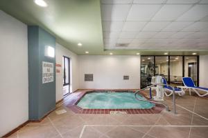 路易斯威尔路易斯维尔东智选假日酒店及套房的室内游泳池,位于带健身房的房间