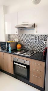 马拉喀什Prestigia Golf的厨房配有炉灶和台面