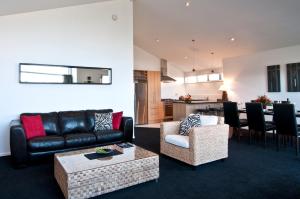 瓦纳卡Distinction Wanaka Alpine Resort的客厅配有沙发和桌子
