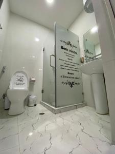 罗安达DB酒店的带淋浴和卫生间的浴室