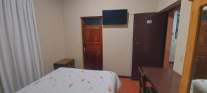 苏克雷Casa Treveris - Non profit Hostel的小房间设有床和木门