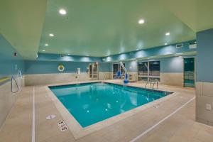 赫米斯顿Holiday Inn Express & Suites - Hermiston Downtown, an IHG Hotel的大楼内的大型游泳池