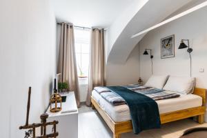 SillwegSofia Apartment & Zimmer的一间卧室设有一张床和一个窗口