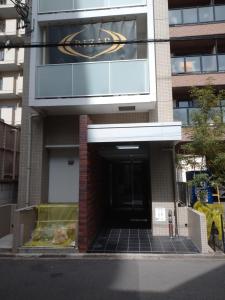 Chikusachōケイアイコンホテルズ ふくしあ801的前面有标志的建筑