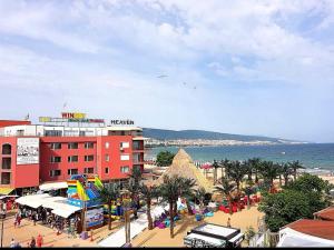 阳光海滩Hotel Largo Beach的享有城市、海滩和大海的景色