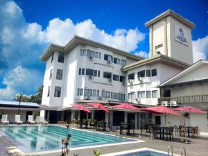 珍南海滩杨卡萨阿卡德米&兰卡威度假酒店的大楼前设有游泳池的酒店