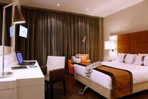 马德里马德里 - 拉斯维加斯塔布拉斯假日酒店的酒店客房配有两张床和一张带笔记本电脑的书桌