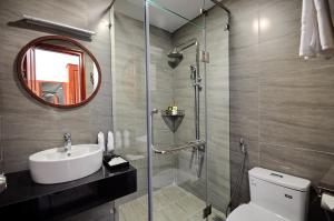 绥和市Sunflower Hotel Phú Yên的一间带卫生间、水槽和镜子的浴室