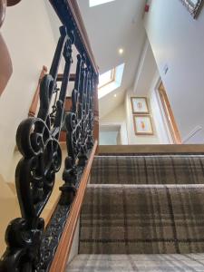 特维德上游的贝里克Clan Young Suite Apartment-LUXURY CENTRAL GETAWAY!!的螺旋楼梯,有黑色栏杆和楼梯