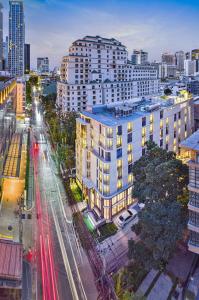 曼谷The Quarter Ploenchit by UHG - SHA Extra Plus的城市空中景观高楼