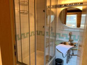 尼尔廷根Hotel Garni Siedlerstube的带淋浴和盥洗盆的浴室