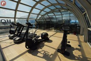 卡斯泰内多洛Ferretti MajesticHouse的大楼内提供数辆健身自行车的健身房