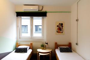 Stay Swanky Hostel客房内的一张或多张床位