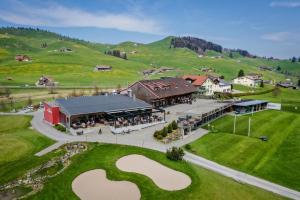 GontenSwiss Mountain Golf-Restaurant Gonten的草坪上大心楼空中景色
