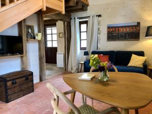 ApremontLa maison d'Apremont的客厅配有桌子和沙发