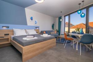 察夫塔特Apartments Olea的一间卧室设有一张床和一间用餐室