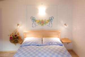 阿莱盖Villa Edelweiss的一间卧室配有一张带蓝白色 ⁇ 面毯的床