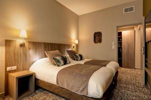 里昂贝斯特韦斯特里昂克雷吉酒店的一间卧室配有一张大床和电视